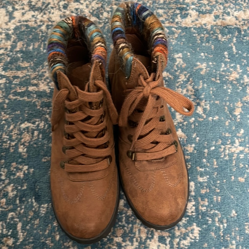 Brown boots with Threading detail